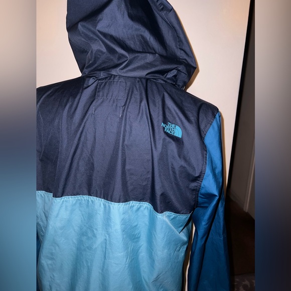 The North Face Windbreaker - Picture 8 of 9